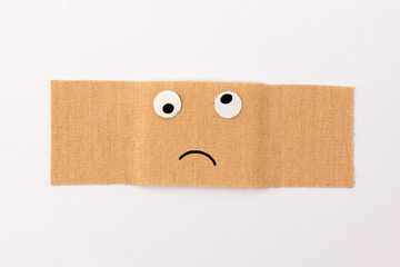 Besorgtes Smiley auf Pflaster