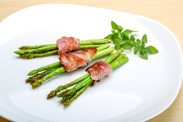 Grilled asparagus with bacon