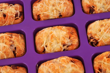 Petits cakes au fromage dans un moule en silicone