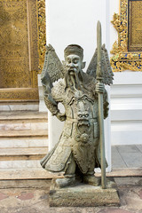 Obraz premium man with weapon statue in temple