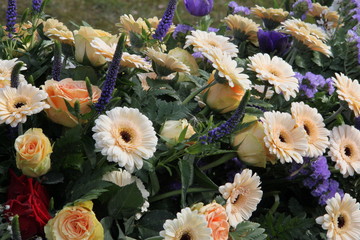 Blüten der Trauer auf einem Grab