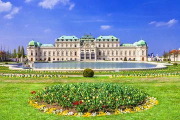 Foto op Plexiglas Belvedere-paleis, Wenen, Oostenrijk, met prachtige bloementuin © Freesurf