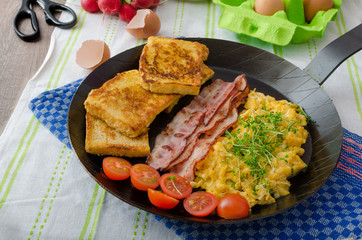 Scrambled eggs with bacon and French toast