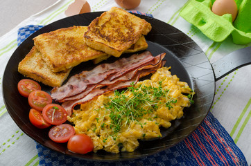 Scrambled eggs with bacon and French toast