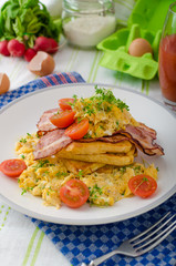 Scrambled eggs with bacon and French toast