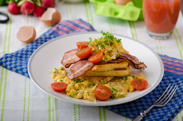 Scrambled eggs with bacon and French toast
