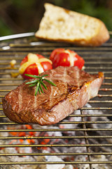 Steak auf dem Grill mit Grilltomate