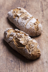 Roggenbrot auf Holz