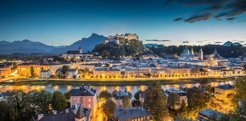 Naklejka premium Panorama miasta Salzburg podczas niebieskiej godziny, Austria