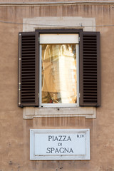 Fototapeta na wymiar Piazza di Spagna sign on historic italian building in Rome