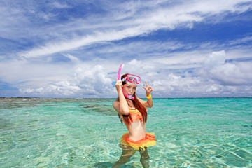 南国沖縄の美しいビーチで泳ぐ女性