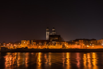 Fototapeta na wymiar View of Cathedral of Magdeburg and the river Elbe at night with