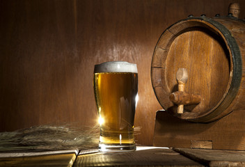 Beer barrel with beer mug on wooden background - obrazy, fototapety, plakaty
