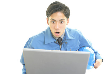 驚いた表情の労働者