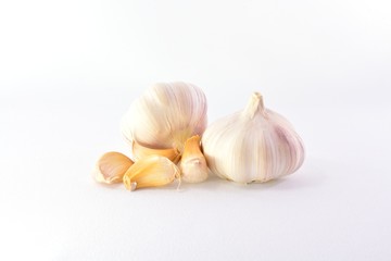 Obraz na płótnie Canvas Cloves of garlic on a white background