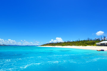 Obraz na płótnie Canvas 南国沖縄の綺麗な珊瑚の海と夏空