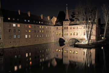 Obraz premium Nürnberg bei Nacht - Heilig Geist Spital