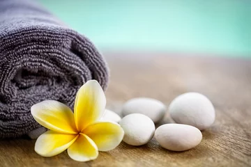 Keuken spatwand met foto White frangipani on towel in the spa © luckybusiness