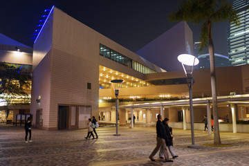 Fototapeta premium Plac w pobliżu Muzeum Sztuki w Hongkongu wieczorem