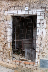 Gitter vor Türe an Ruine