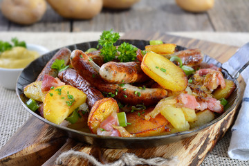 Bratwurstpfanne mit Bratkartoffeln, Speck und Zwiebeln