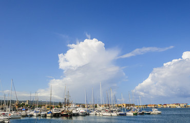 Fototapeta na wymiar Quellwolken über dem Hafen