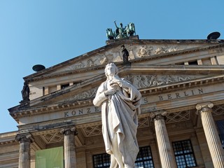 Fototapeta na wymiar Gendarmenmarkt - Konzerthaus und Schillerdenkmal