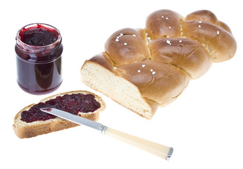 Weizenbrotscheibe (Hefezopf) mit Kirschmarmelade