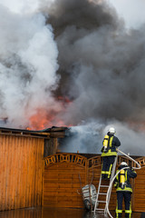 Feuerwehrmänner bei einem Gebäudebrand