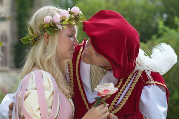 Fototapeta na wymiar küssen sichDornröschen mit Prinz vor Sababurg