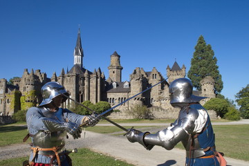 Ritter im Kampf vor einer Burg