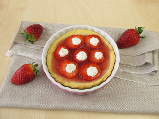 Erdbeeren-Tartelette mit Creme-Häubchen