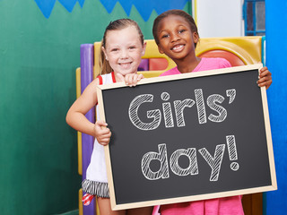 Mädchen halten Tafel für Girls' Day