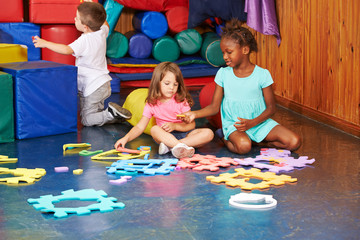 Kinder spielen im Kindergarten zusammen