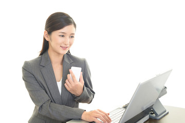 スマートフォンを持つ女性