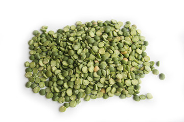 piselli secchi verdi_ sfondo bianco