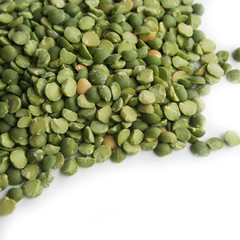 piselli secchi verdi_ sfondo bianco