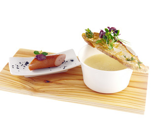 kartoffelsuppe mit wiener würstchen und brot
