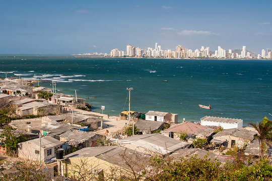 Contraste entre la riqueza de los habitantes de la ciudad de Cartagena de Indias y la pobreza de los habitantes de Tierra Bomba en Colombia