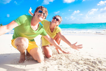 Closeup of happy young caucasian couple in sunglasses smiling on