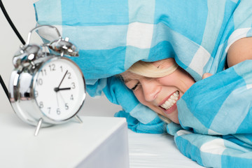 Junge Frau liegt schlaflos im Bett