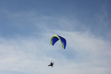 paracadute a motore nel cielo