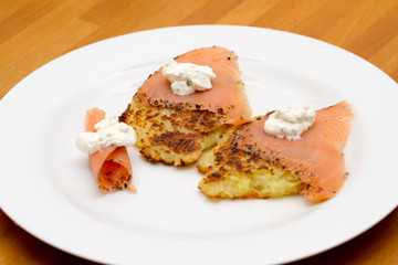 Kartoffelpuffer mit Lachs