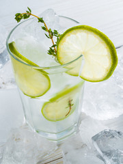 lemonade with ice, lime