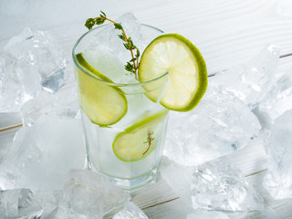 lemonade with ice, lime