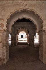 Fototapeta na wymiar Arch of Raj Mahal palace in Orchha