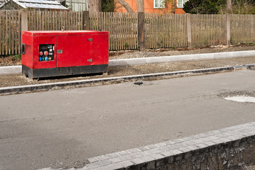 Strassensanierungarbeiten und ein grosser roter Stromerzeuger