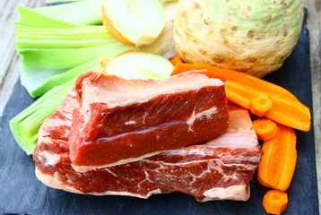 viande de pot au feu,boeuf cru,,et légumes
