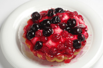 Cake with black and red currants