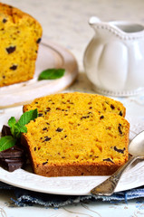 Carrot and orange cake with chocolate.